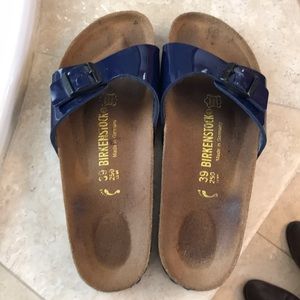 Navy patent leather single buckle Birkenstock’s